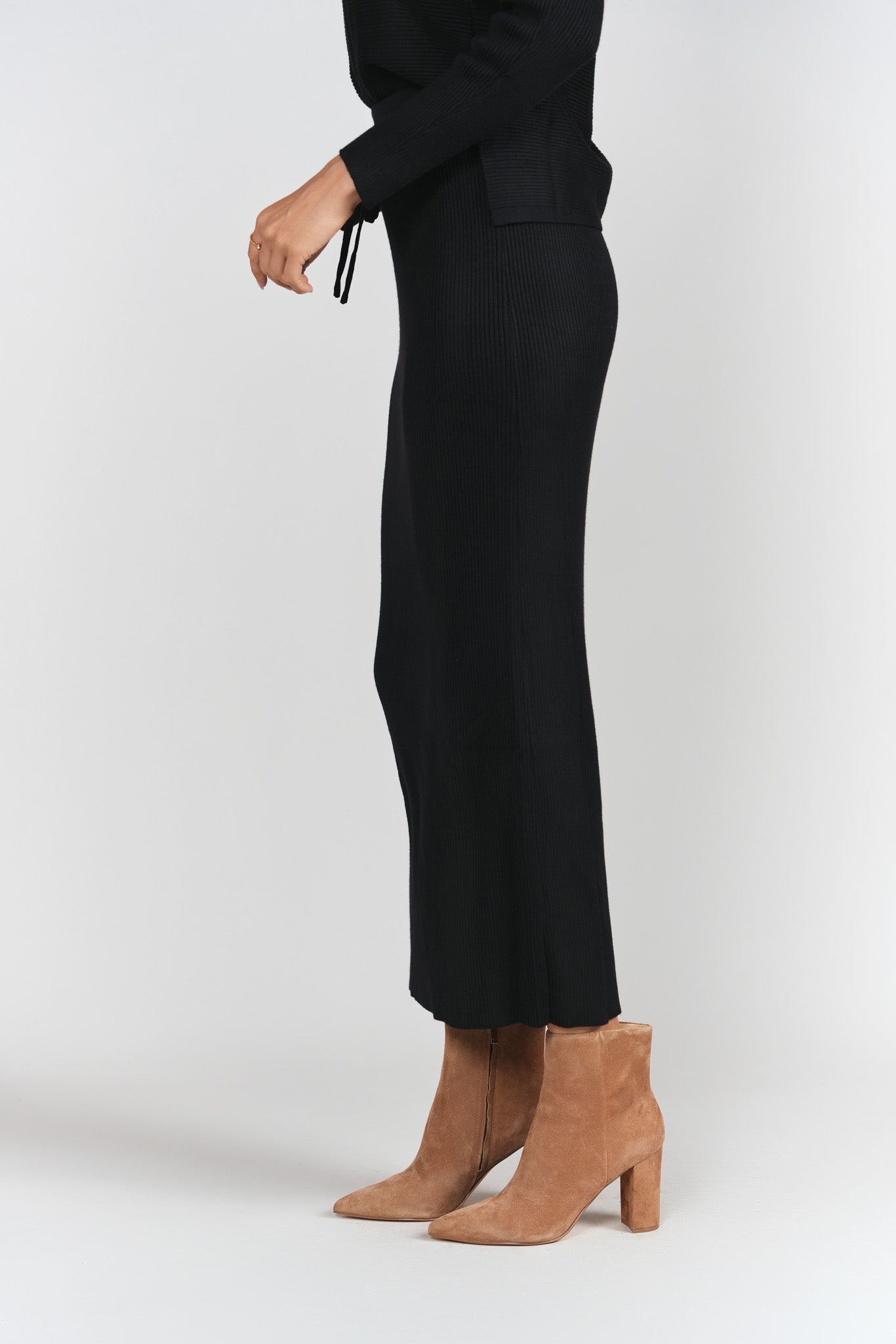 Sweater Rib Semi-Flare Skirt- Black